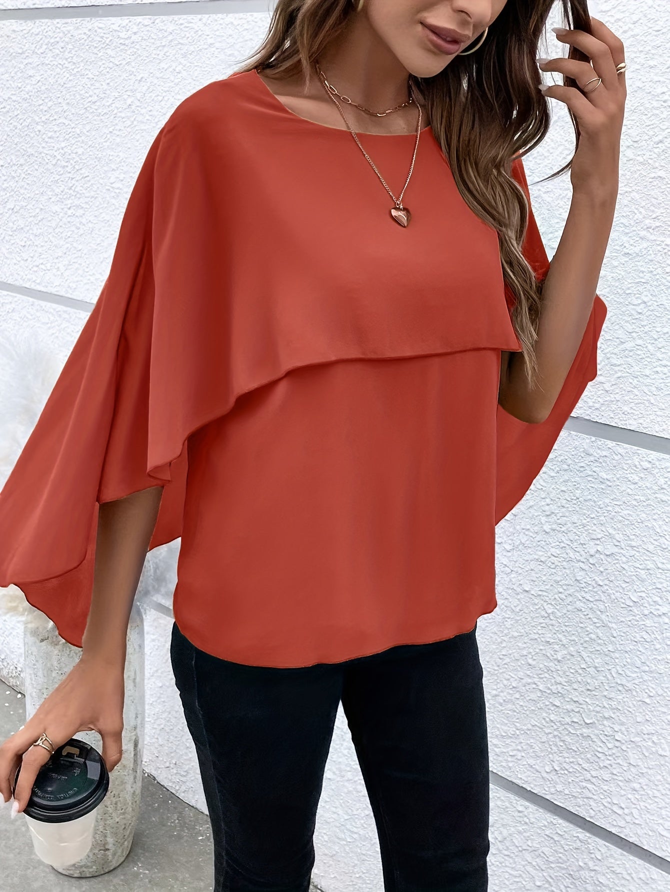 Elegant Ensfarvet Bluse Med Asymmetrisk Hæm Og Rund Hals