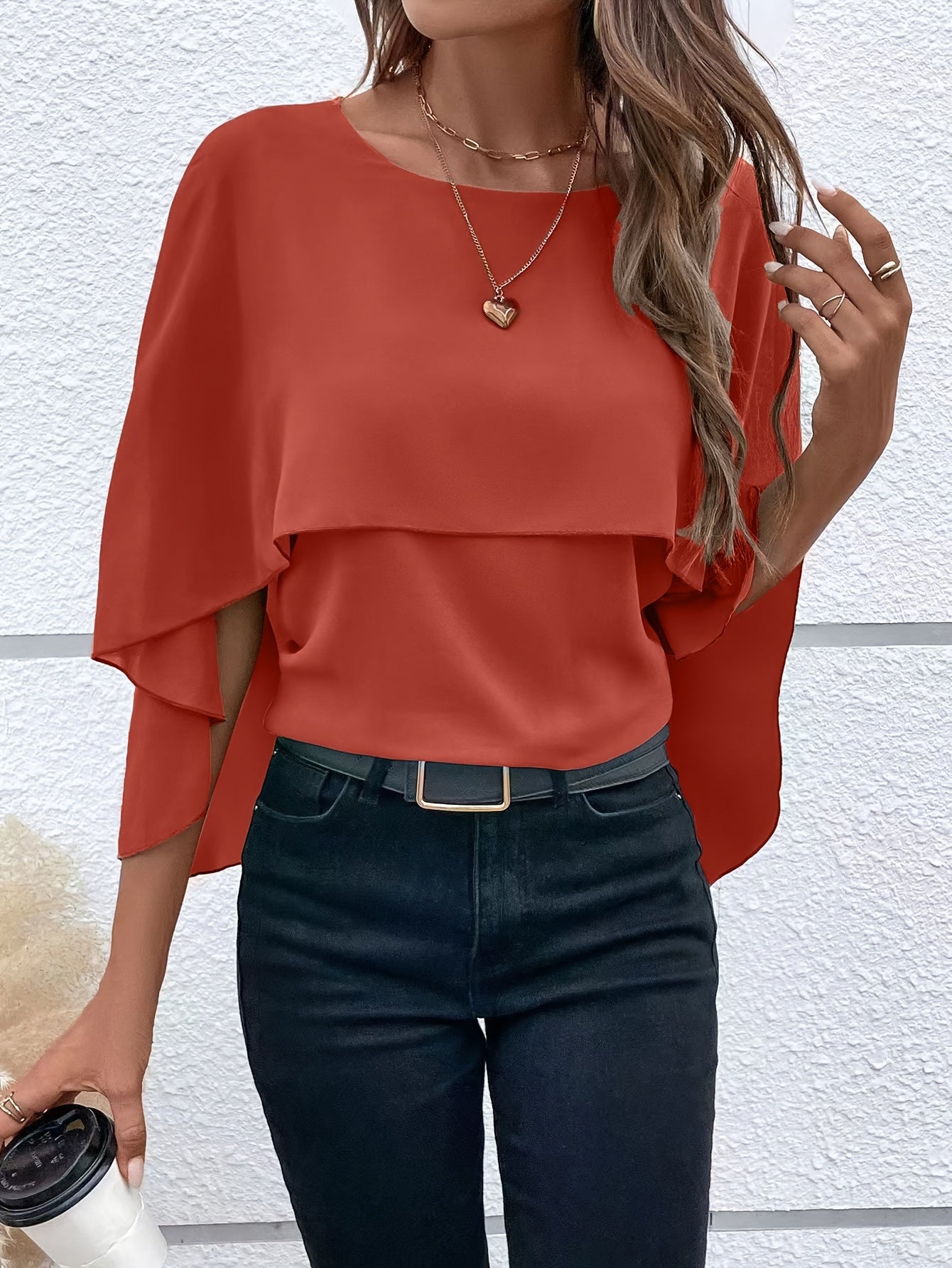 Elegant Ensfarvet Bluse Med Asymmetrisk Hæm Og Rund Hals