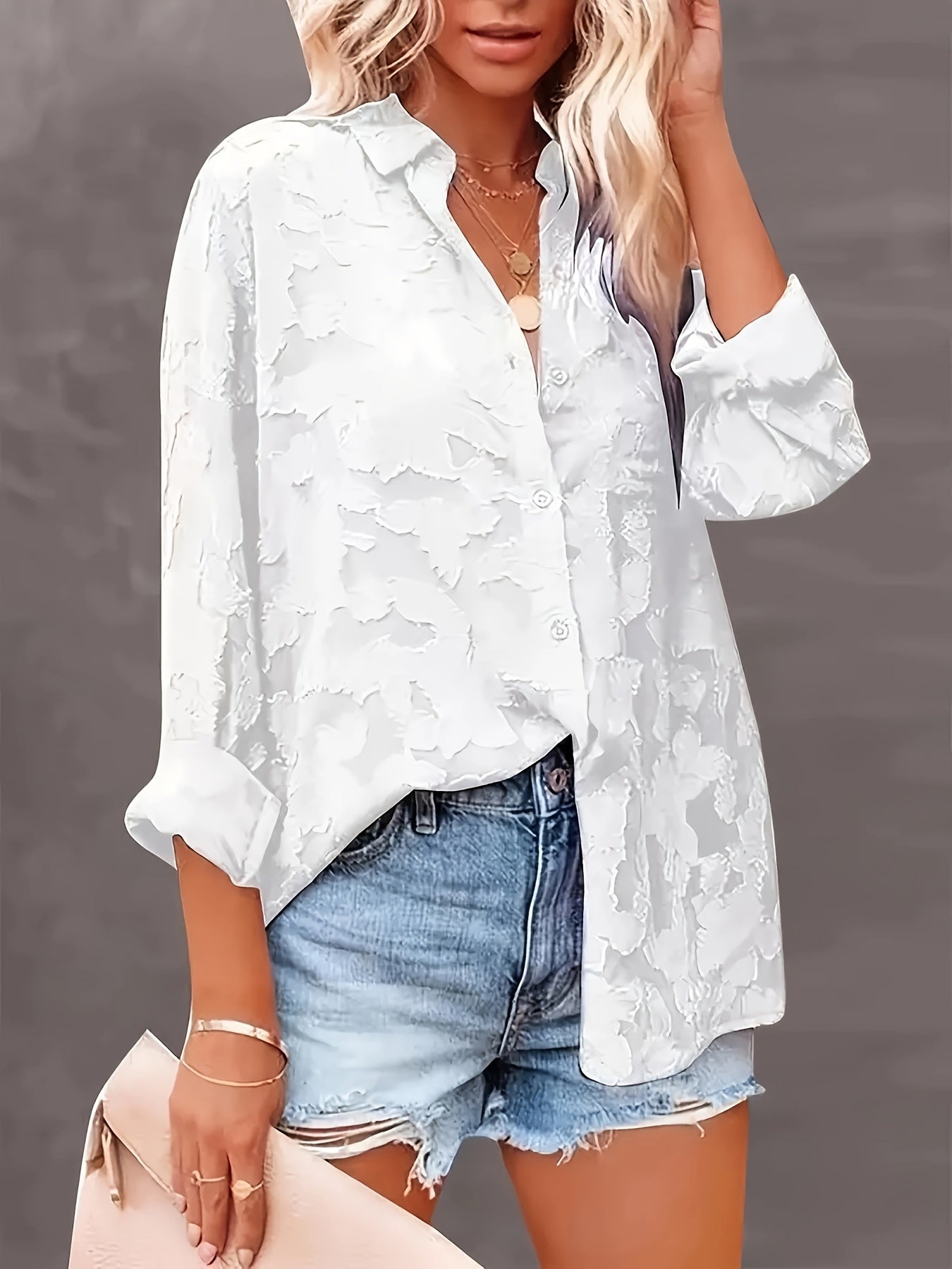 Elegant Lilla Bluse Med Blomsterprint Og Nøglehulsudskæring