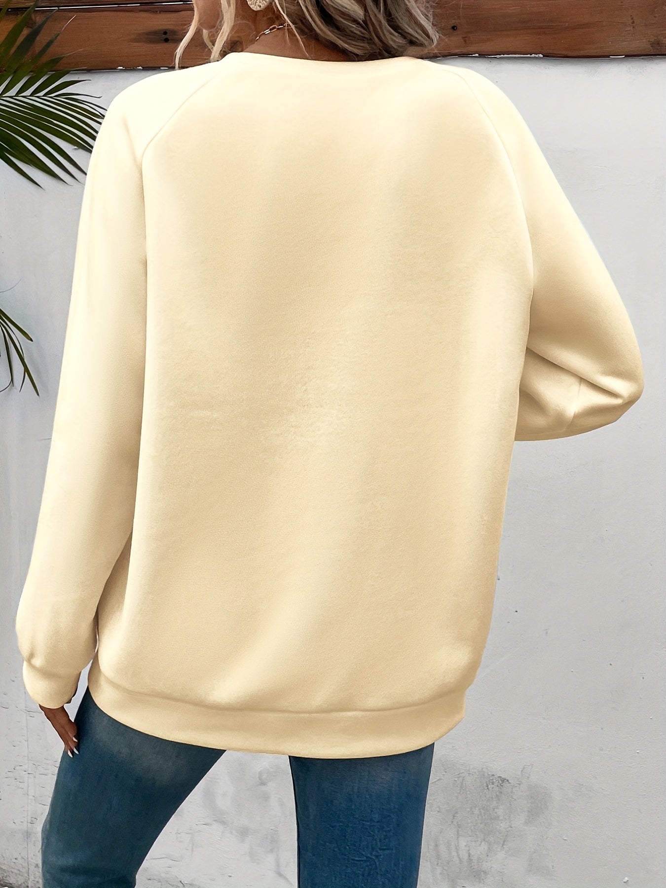 Cozy Fleece-Lined Women's Heart Print Sweatshirt - Casual Long Sleeve Crew Neck Pullover, Perfect for Fall & Winter, Machine Washable, Grey with Black Heart Design