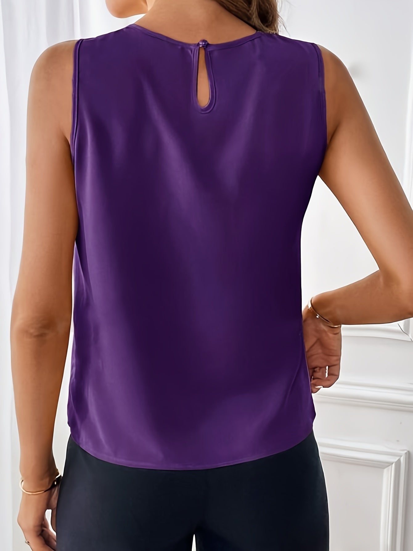 Ensfarvet Bluse Med Rund Hals Uden Ærmer Sommerlook