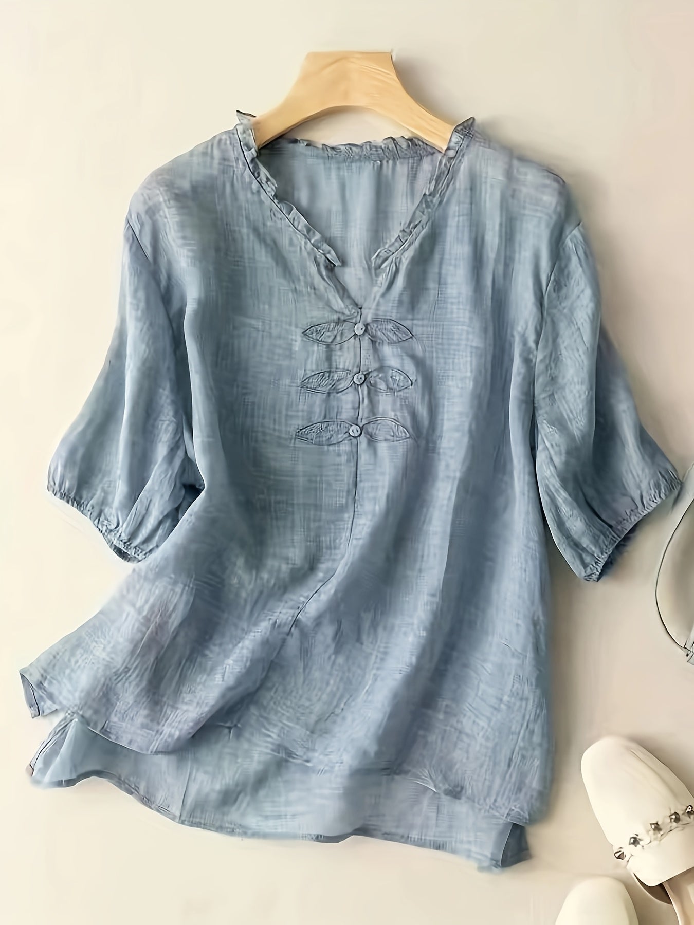 Lyseblå V Hals Bluse Med Broderier Og Flæseærmer Til Sommer