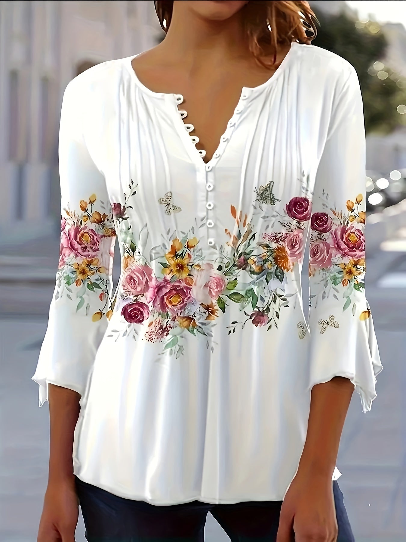 Blomsterprint Bluse med Udskåret Hals og Knapper Sommerklar