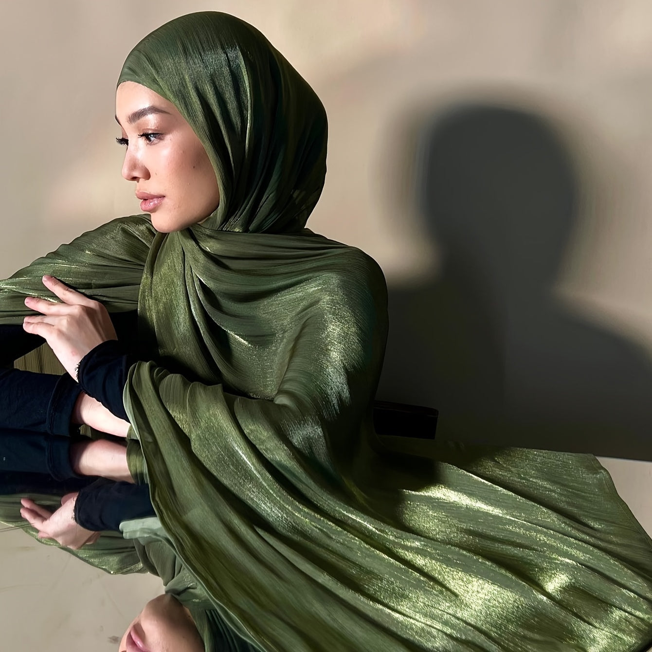 Ensfarvet Organza Hijab Med Glitrende Plisseret Stil Fest