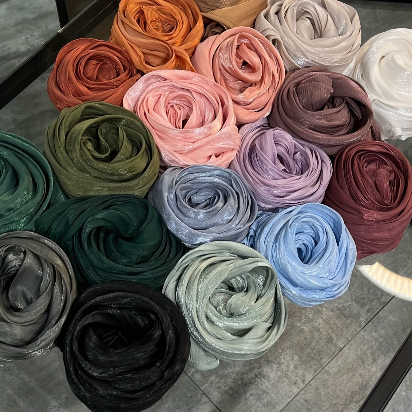 Ensfarvet Organza Hijab Med Glitrende Plisseret Stil Fest