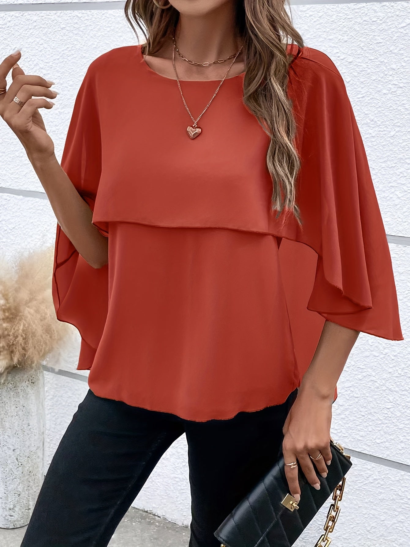 Elegant Ensfarvet Bluse Med Asymmetrisk Hæm Og Rund Hals